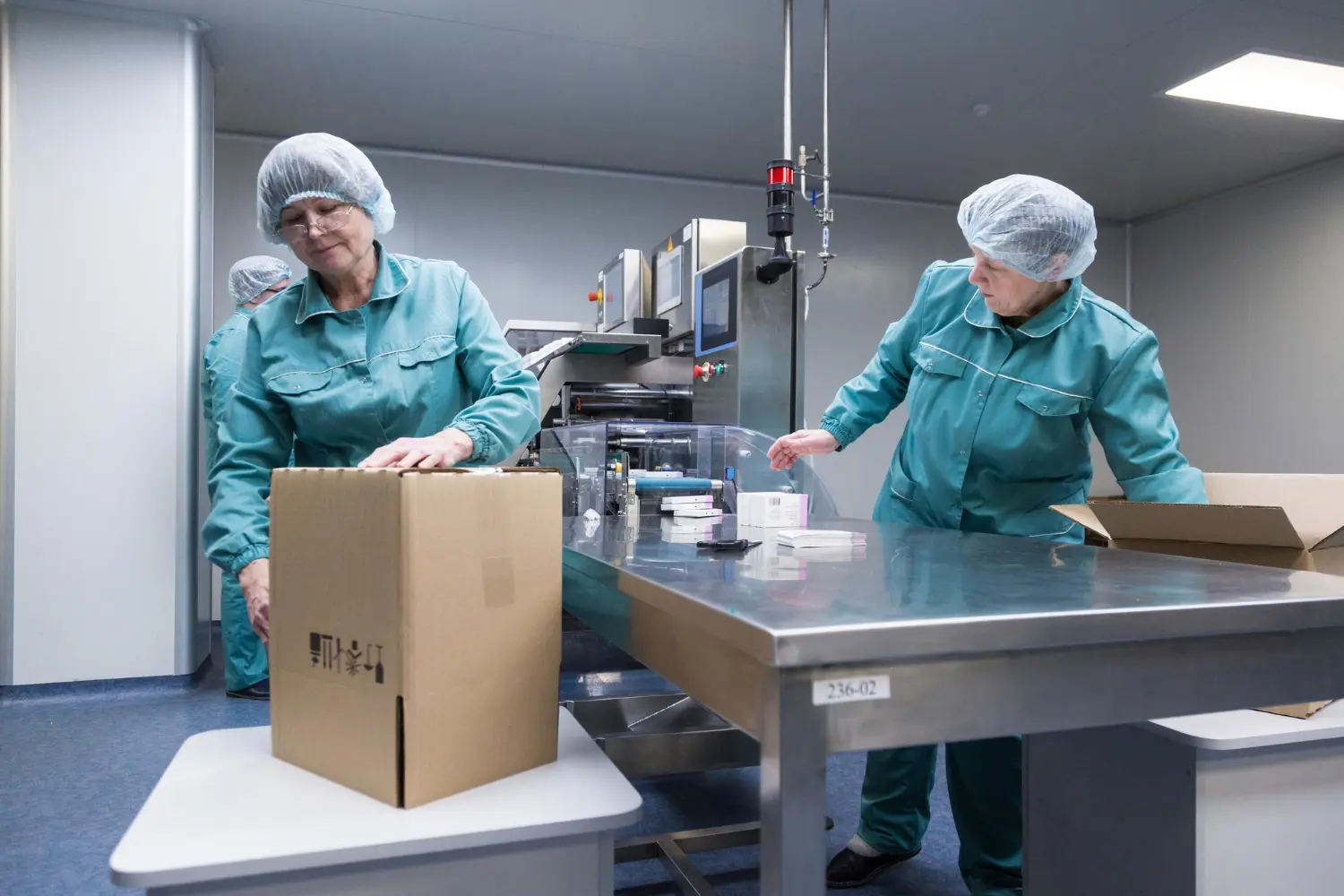 Um grupo de profissionais fornecendo materiais hospitalares.