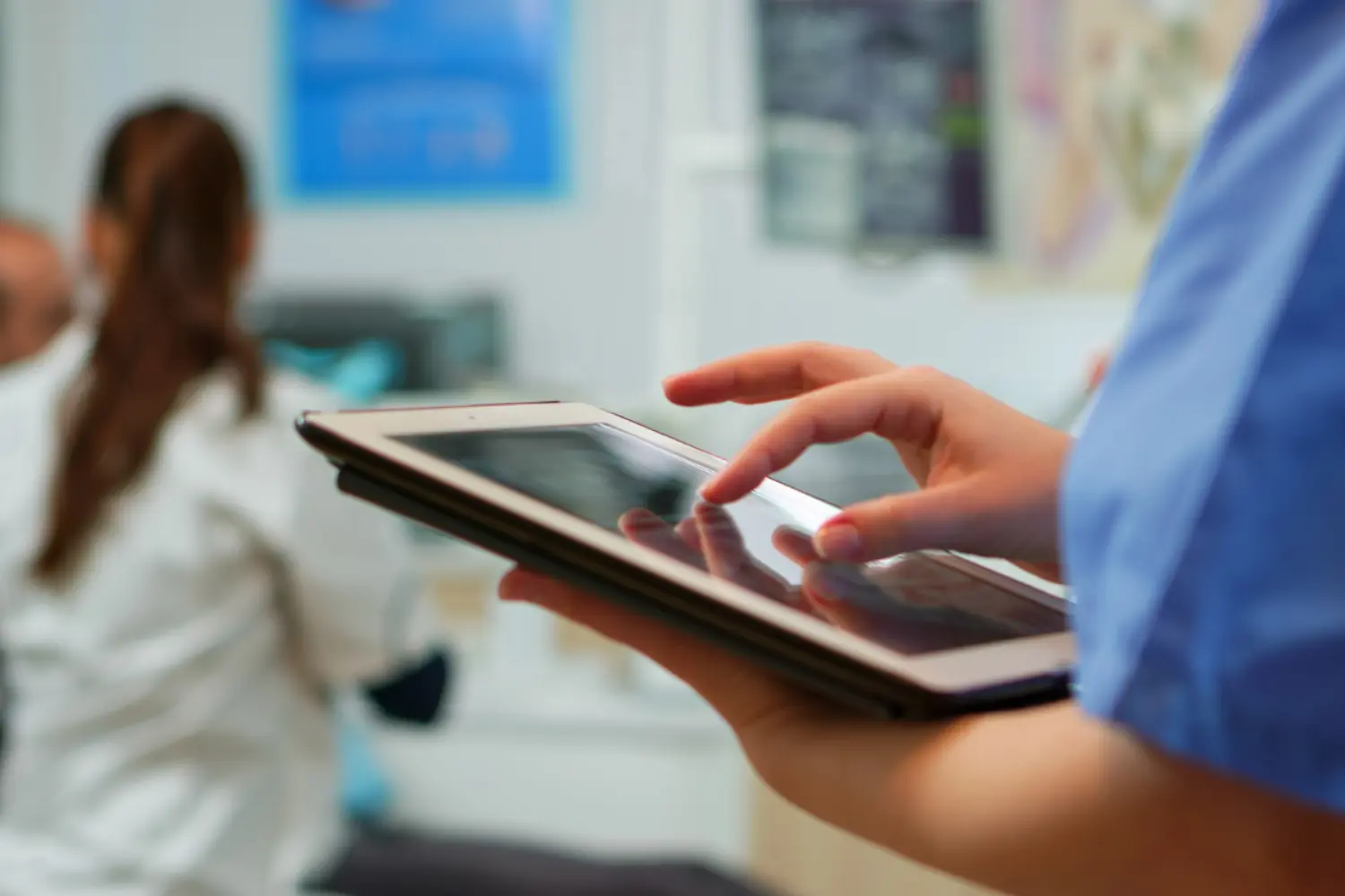 Uma profissional médica analisa os indicadores hospitalares