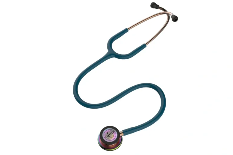 Close em estetoscópio Littmann azul, destacando detalhes que ajudam a responder se estetoscópio Littmann é bom