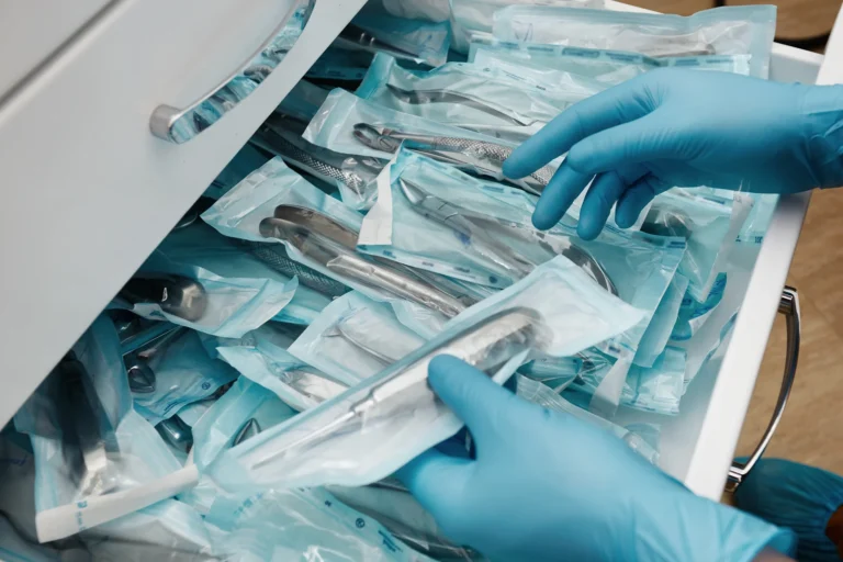 Imagem de instrumentos cirúrgicos esterilizados e devidamente armazenados após processo de assepsia hospitalar.
