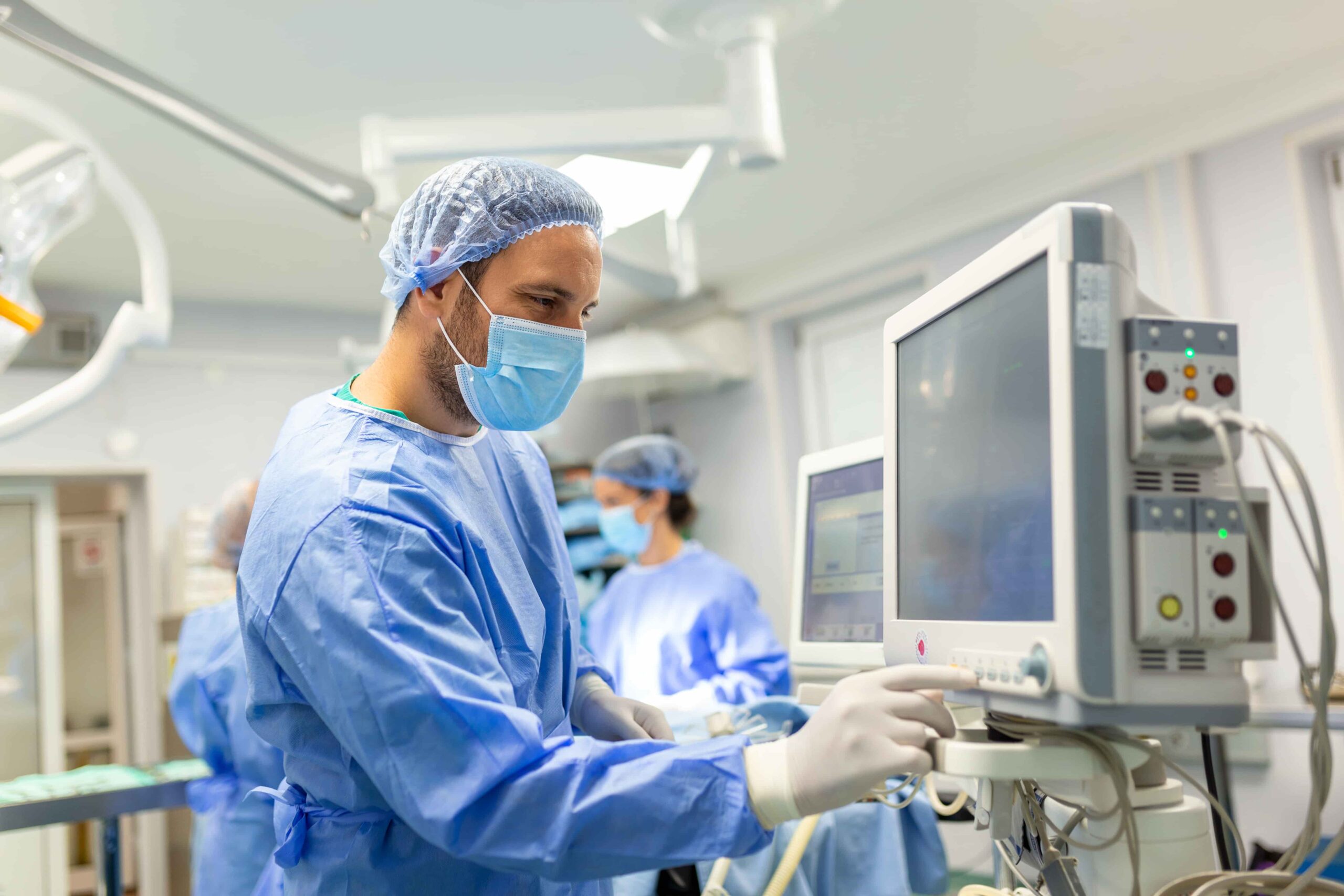 Profissional ajusta dispositivos médicos em sala cirúrgica durante atendimento hospitalar