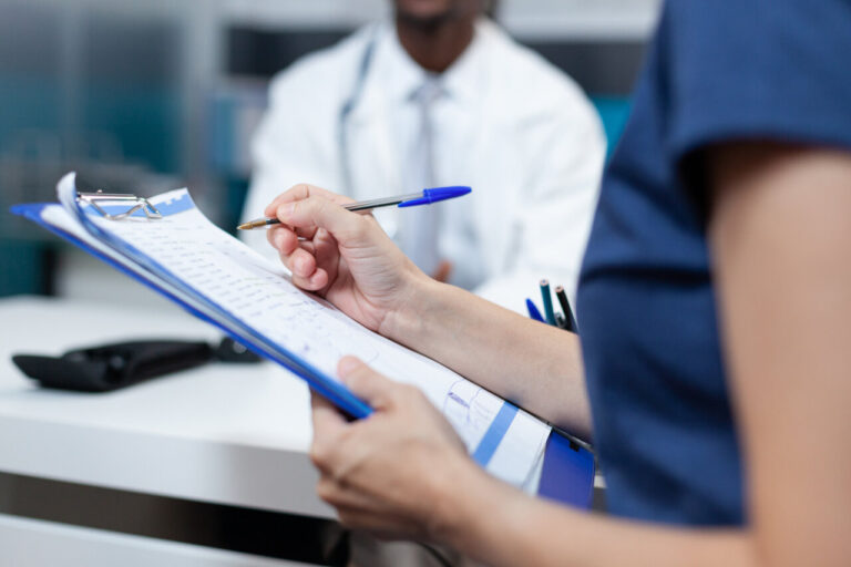 Profissional analisa documentos e indicadores durante processo de acreditação hospitalar